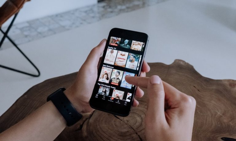 Netflix vai cobrar de quem emprestar a própria senha para outra casa no Brasil