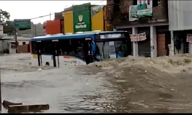 Uma manhã de quarta-feira de muita chuva e transtornos no Recife