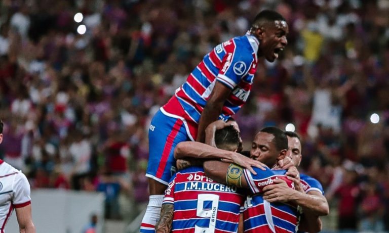 Fortaleza marca no fim, bate San Lorenzo e segue invicto na Sul-Americana