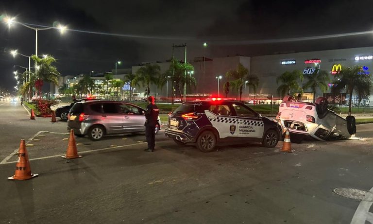 Carro capota em reta em Vila Velha