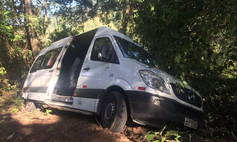 Van de Os Barões da Pisadinha tomba em rodovia do ES