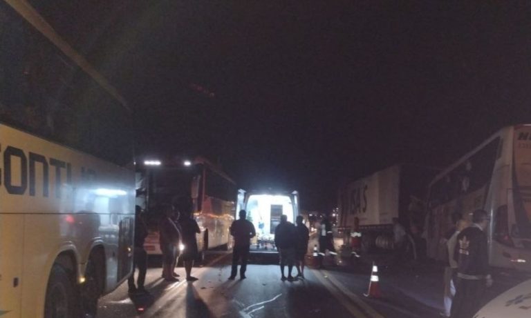 Acidente entre ônibus e carreta no ES foi por ultrapassagem, diz PRF
