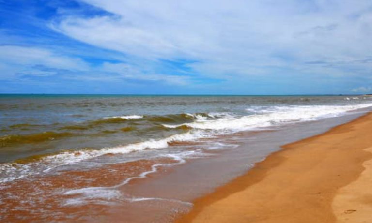 Adolescente morre afogado após tentar salvar amiga em praia no ES