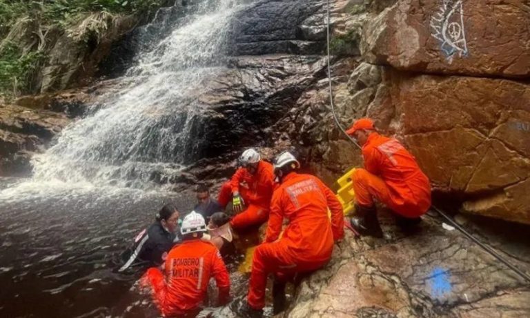 Adolescentes caem de altura de 10 metros em cachoeira na Bahia