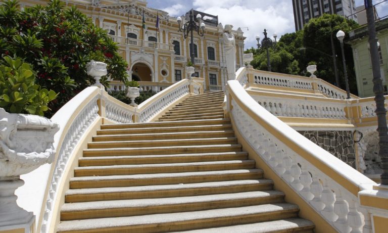 Alunos são roubados na escadaria do Palácio Anchieta após saírem da escola