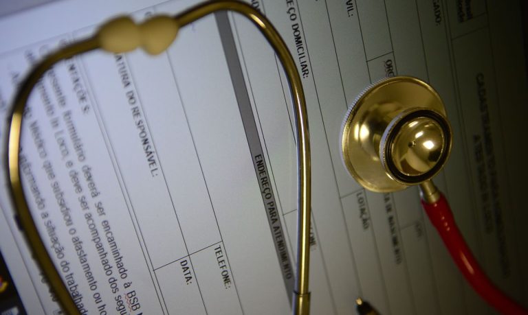 Aposentados podem ter direito de manter plano de saúde da empresa. Entenda