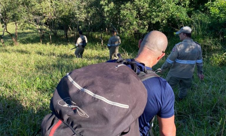 Atleta é resgatado após sofrer acidente ao saltar de parapente no ES