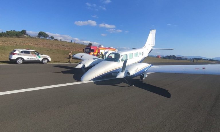 Avião arrasta bico em pista durante pouso de emergência; Veja vídeo
