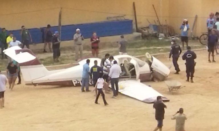 Avião cai em campo de futebol e deixa 5 feridos da mesma família no PI