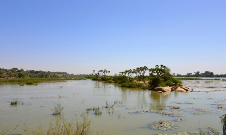 Barco que voltava de casamento na Nigéria afunda e mata mais de 100
