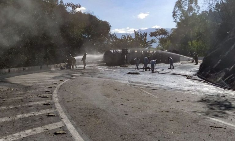 Bombeiros controlam incêndio em caminhão-tanque no Rio de Janeiro