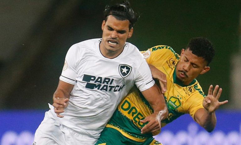 Botafogo sofre, mas vence Cuiabá e aumenta vantagem na ponta do Brasileirão