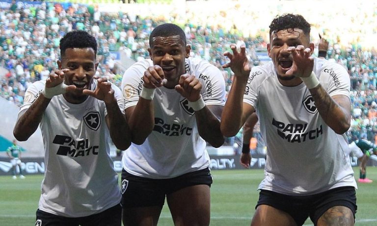 Botafogo vence Palmeiras em SP e dispara na liderança do Brasileiro