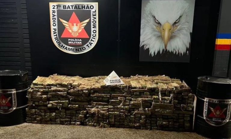 Caminhão com 1 tonelada de maconha tomba em frente a batalhão da PM