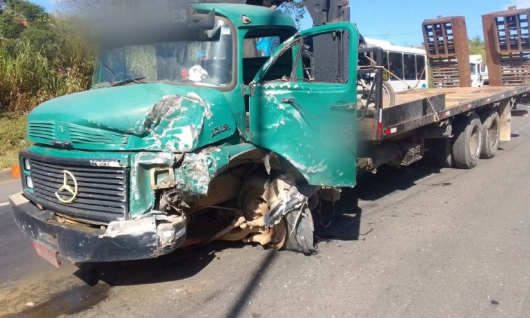 Caminhão perde o controle e dois ficam feridos na Rodovia do Contorno