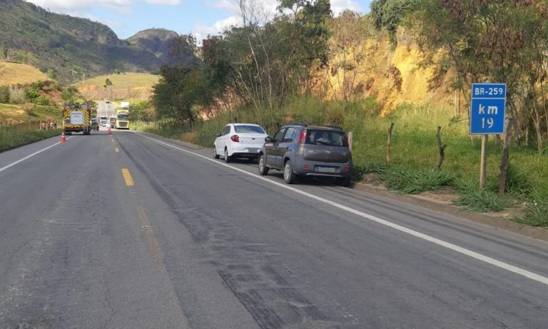 Carro capota após colisão frontal e passageiro morre na BR 259
