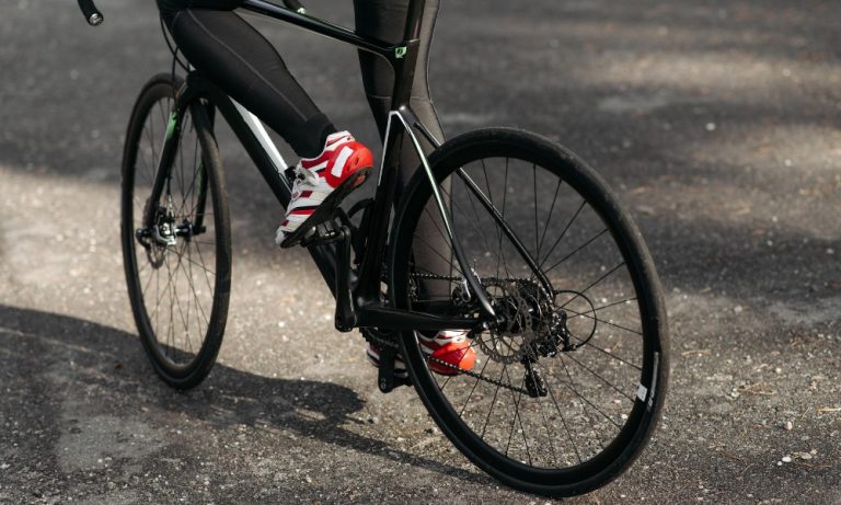 Ciclista de 20 anos morre ao bater em carro guiado pelos próprios pais