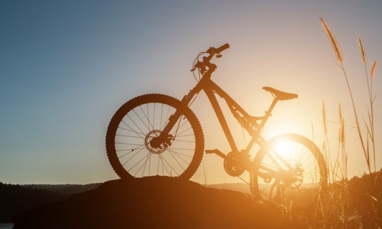 Ciclista de 26 anos morre após sofrer queda em competição na Suíça