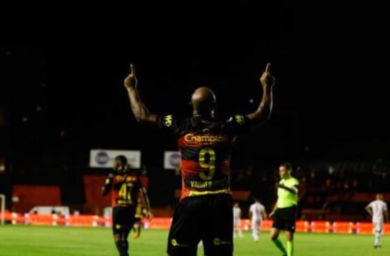 Com mais um gol de Vagner Love, Sport vence o Vila Nova e entra no G-4