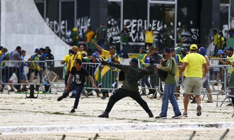 Coronel vira réu por xingar generais durante atos de vandalismo no DF