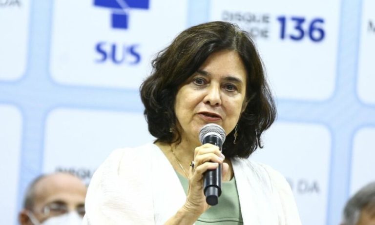 Desinformação de médicos sobre vacinação terá punição, diz ministra da Saúde