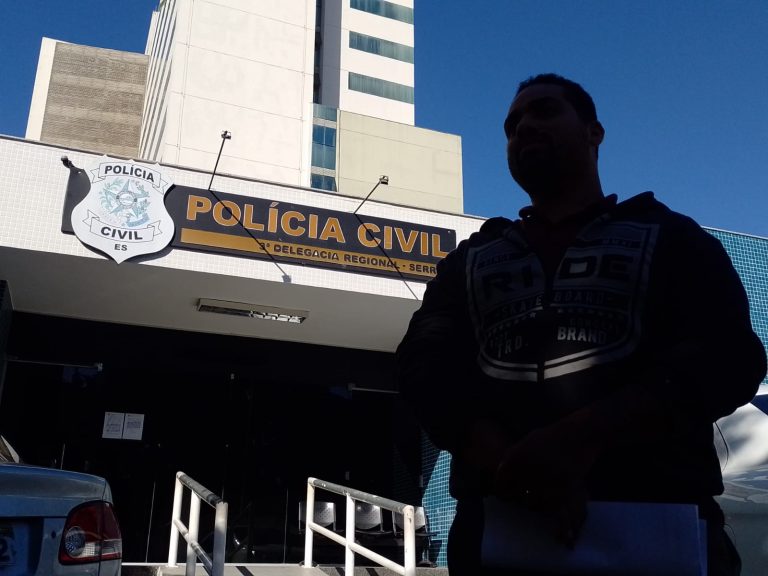 Dupla rouba carro e bate em poste ao fugir da polícia no ES. Veja vídeo