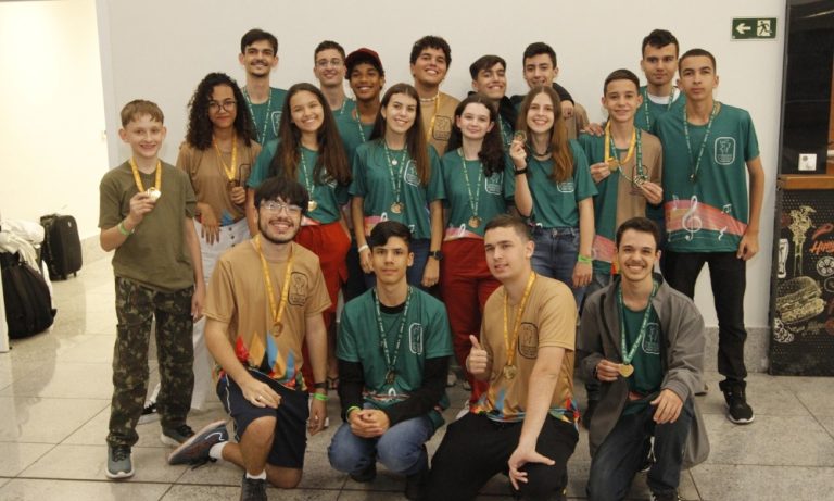 ES faz festa para os alunos de ouro da Matemática!
