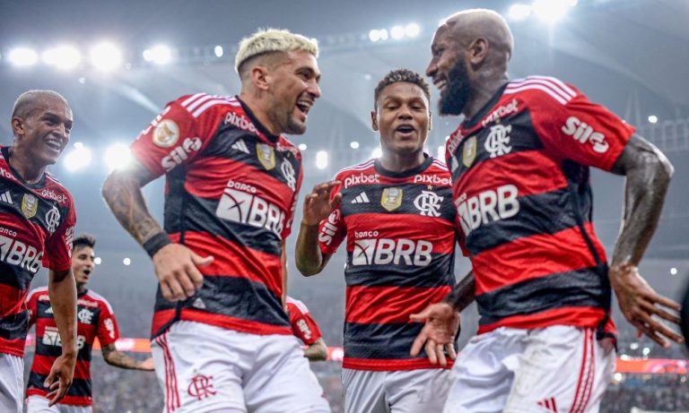 Embalados, Flamengo e Grêmio duelam por vaga direta no G4 do Brasileirão