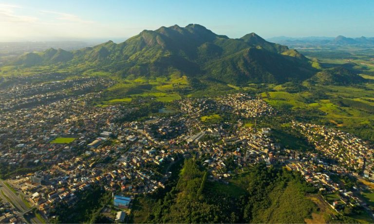 Encantos em montanha, praias e lagoas da Serra
