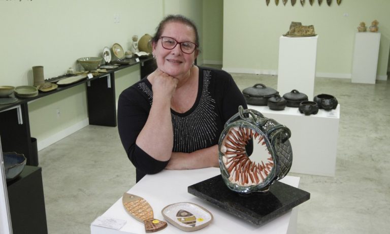 “Fazer arte com as mãos é maravilhoso”, diz artista plástica