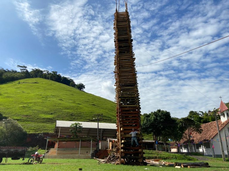 Festas juninas no ES com fogueiras gigantes