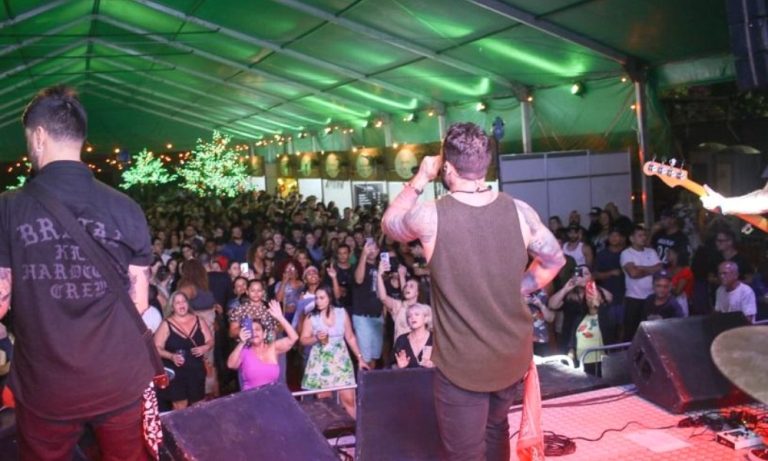 Festival de cerveja artesanal com atrações musicais na Serra