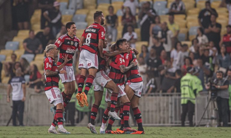 Flamengo vence clássico e deixa Vasco na zona do rebaixamento