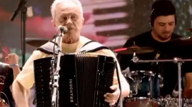 Flávio José desabafa em palco por se sentir desprestigiado