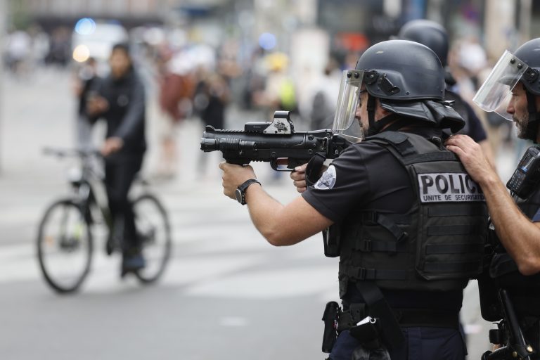 França prende 875 em terceira noite de protestos