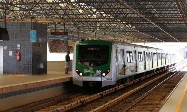 Funcionário de metrô é atropelado por trem e fica em estado grave no DF