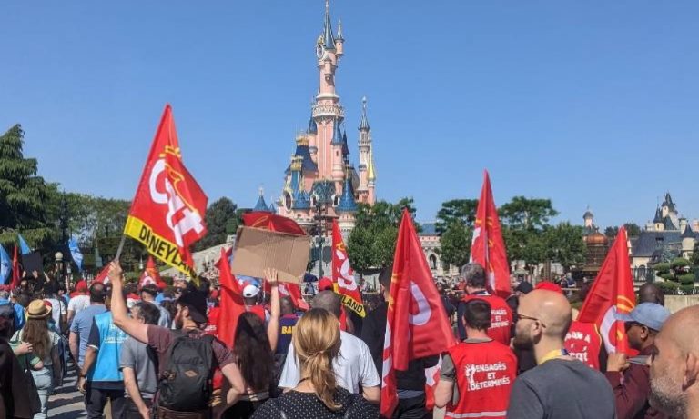 Funcionários da Disneyland Paris fazem greve por reajuste e tomam castelo