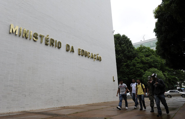 Governo exonera diretor do MEC investigado em esquema de kits de robótica