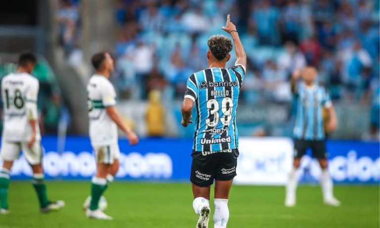 Grêmio dá show, assume a segunda posição e afunda Coritiba na lanterna