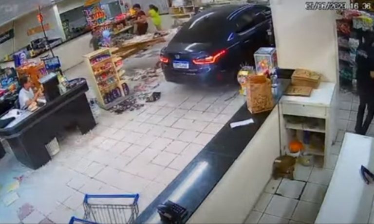 Idosa confunde pedais de carro e invade padaria