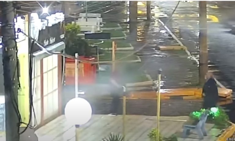 Idoso mata duas pessoas esfaqueadas em pizzaria após comentário sobre sua roupa