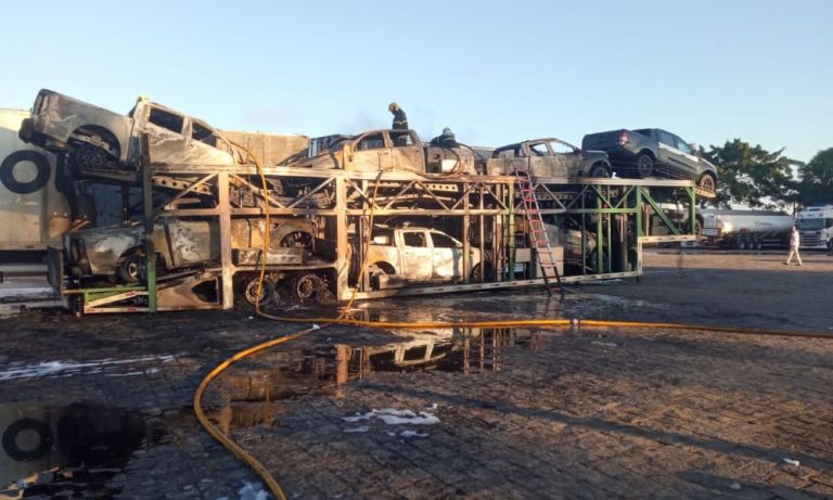 Incêndio destrói carreta e caminhão-cegonha com oito caminhonetes no ES
