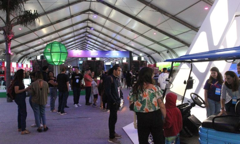 Invenções para facilitar a rotina em feira na Praça do Papa