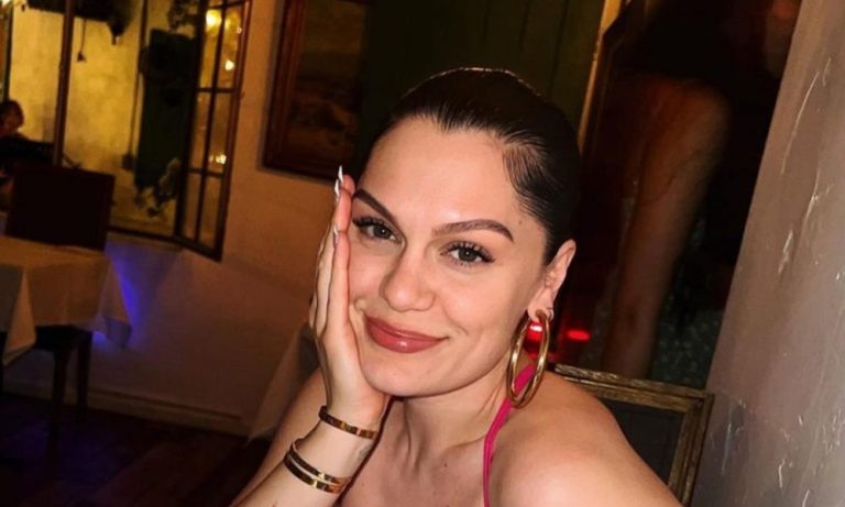 Jessie J mostra rosto do filho pela primeira vez em vídeo nas redes sociais