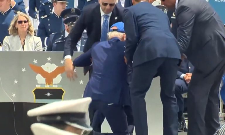 Joe Biden tropeça e cai durante evento militar nos EUA