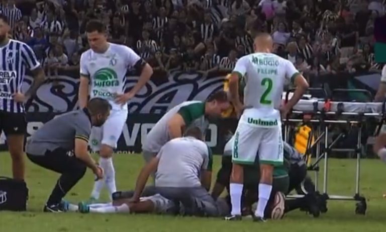 Jogador cai desacordado e deixa campo de ambulância na Série B