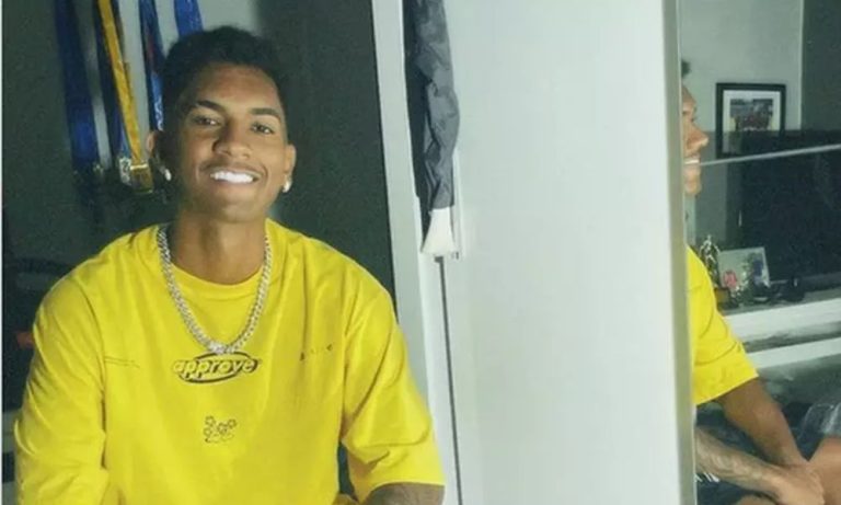 Jogador de futebol diz ter sido alvo de racismo em loja da Zara no Rio