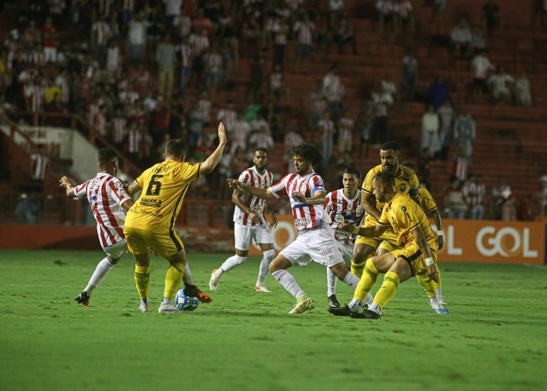 Jogando mal, Náutico cai diante do Amazonas em pleno Aflitos