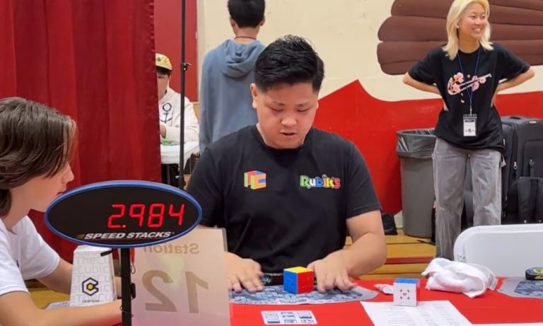 Jovem autista quebra recorde mundial de cubo mágico