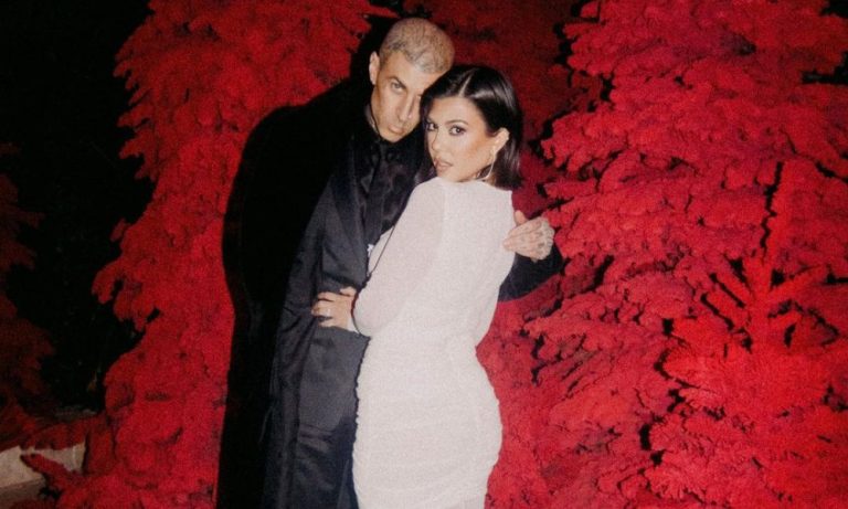 Kourtney Kardashian anuncia que está grávida de Travis Barker do Blink 182